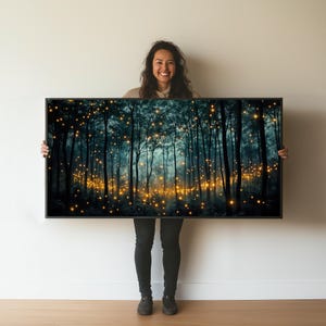 Stampa artistica da parete "Lucciola nella foresta oscura magica", poster o tela con paesaggio naturale mistico, bosco incantato per l'arredamento del soggiorno, 2:1