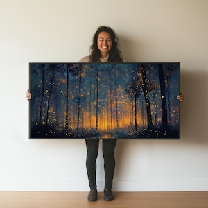 Firefly Dark Forest Wandkunst gerahmter Leinwand Poster Druck mit leuchtenden Nachtbäumen und verzauberten Wäldern für ein gemütliches, von der Natur inspiriertes Wohndekor