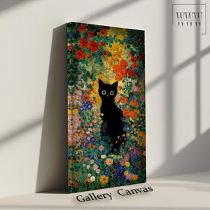Arte su tela con cornice floreale raffigurante un gatto nero: stravagante arredamento boho per la casa