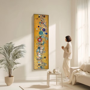 Könnte beinhalten: Vertikales abstraktes Kunstwerk mit goldenem Rahmen. Das Kunstwerk zeigt einen gelben Hintergrund mit bunten kreisförmigen Mustern in Blau, Rot und Weiß. Das Bild hängt an einer weißen Wand in einem hellen Raum.