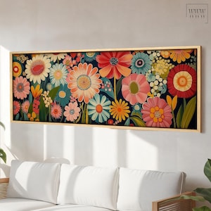 Può includere: Un dipinto colorato di un'arrangiamento floreale con una varietà di fiori in tonalità di rosa, rosso, giallo, blu e verde. I fiori sono disposti in un motivo denso, creando un design vibrante e allegro.