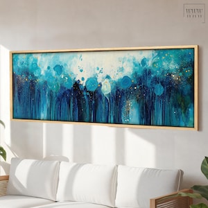 Puede incluir: Pintura abstracta en tonos azules y dorados. La pintura presenta una variedad de tonos y texturas azules, con acentos dorados en toda la superficie. La pintura está enmarcada en un marco de madera natural.
