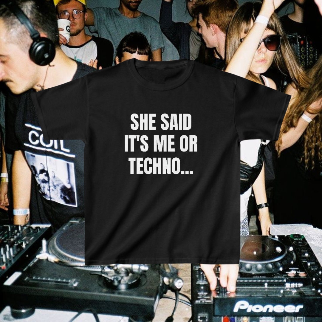 Sie sagte, es ist ich oder Techno ... Baby-T-Shirt | Shirt aus 100% Baumwolle | lustiges zweiseitiges grafisches T-Shirt | nachhaltig hergestellt