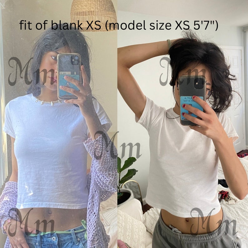 K&ouml;nnte beinhalten: Zwei Models tragen ein wei&szlig;es, bauchfreies T-Shirt in Gr&ouml;&szlig;e XS. Das Model links tr&auml;gt eine blaue Jeans und eine lila Strickjacke. Das Model rechts tr&auml;gt eine graue Jogginghose. Der Text "fit of blank XS (model size XS 5'7")" ist oben im Bild zu sehen.