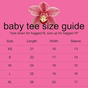 K&ouml;nnte beinhalten: Ein rosa und wei&szlig;er Gr&ouml;&szlig;enleitfaden f&uuml;r Baby-T-Shirts mit einer pinkfarbenen Orchideengrafik oben. Die Tabelle zeigt die Gr&ouml;&szlig;en XS bis XL mit den entsprechenden Ma&szlig;en in Zoll f&uuml;r L&auml;nge, Breite und &Auml;rmel.