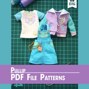 Può includere: Un set di tre modelli di vestiti per bambole Pullip. I modelli includono una camicia a righe blu e bianche, una giacca viola e blu e un vestito di jeans blu. I modelli sono stampati su un tappetino da taglio verde con un paio di forbici e bobine di filo.