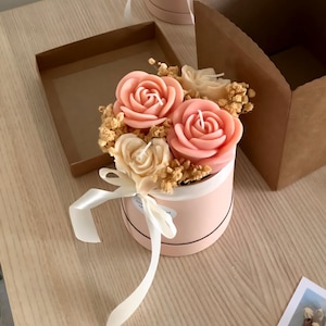 Blumenbox mit Duftkerzen - Geschenk für alles ,Frauen, Geburtstag, Muttertag, Deko Rosenkerzen, Handmade Geschenkbox mit Schleife
