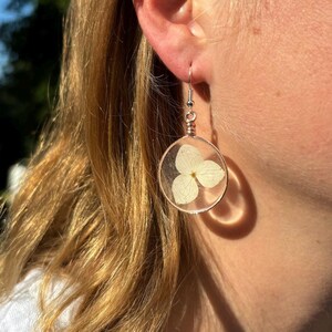 Handgemachte weiße Hortensien Ohrringe, echte trocken gepresste Blumen, Kreis baumeln lassende Tropfen Ohrringe, schöner eleganter Blumenepoxidharz-Schmuck
