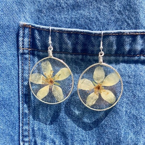 Handmade White Flower Earrings, Real Dry Pressed Flowers, Circle Dangle Drop Earrings, Beautiful Floral Epoxy Resin Jewelry