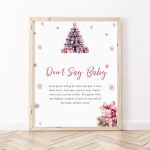 Puede incluir: Un cartel imprimible rosa y blanco con una ilustración de acuarela de un árbol de Navidad y regalos. El cartel dice "No digas bebé" e incluye instrucciones para un juego de baby shower.