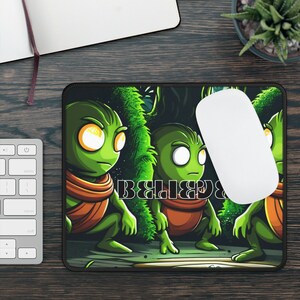 Tapis de souris de jeu extraterrestre | Tapis de souris lisse et durable – 9 x 7 pouces, bords cousus – Améliorez votre expérience de navigation, de travail et de jeu | Moïkas