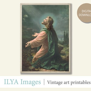 Puede incluir: Una pintura religiosa vintage que representa a un hombre arrodillado en oración con los brazos extendidos hacia el cielo. La pintura está ambientada en un fondo de cielo nublado con una luz tenue que brilla desde arriba. El hombre lleva una túnica rosa y verde y está rodeado de vegetación.