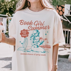 Camiseta de verano para chica de libros, camiseta de sirena para amantes de los libros, divertida camiseta de vacaciones preppy para lector, camiseta playera romántica inspirada en el océano