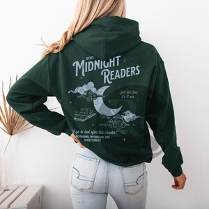 Pu&ograve; includere: Felpa con cappuccio verde scuro con la scritta "SECRET MIDNIGHT READERS" e una grafica di luna e nuvole. La parte posteriore della felpa ha anche la scritta "just like that it's 2 am" e "I'll go to bed after this chapter NEVERMIND, I'M FINISHING THIS BOOK TONIGHT."