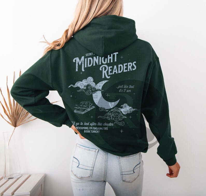 Pu&ograve; includere: Felpa con cappuccio verde scuro con la scritta "SECRET MIDNIGHT READERS" e una grafica di luna e nuvole. La parte posteriore della felpa ha anche la scritta "just like that it's 2 am" e "I'll go to bed after this chapter NEVERMIND, I'M FINISHING THIS BOOK TONIGHT."