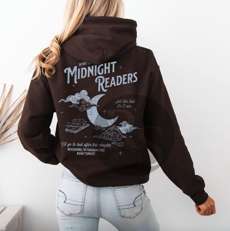 Pu&ograve; includere: Una felpa con cappuccio marrone scuro con la scritta "SECRET MIDNIGHT READERS" e una grafica di luna e nuvole. La felpa ha anche la scritta "...just like that it's 2 am" e "I'll go to bed after this chapter NEVERMIND I'M FINISHING THIS BOOK TONIGHT."