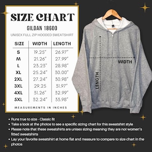 Pu&ograve; includere: Una felpa con cappuccio unisex grigia con zip intera appesa a una gruccia di legno. L'immagine include una tabella delle taglie con misure in pollici per le taglie dalla S alla 5XL. La tabella &egrave; etichettata "GILDAN 18600".