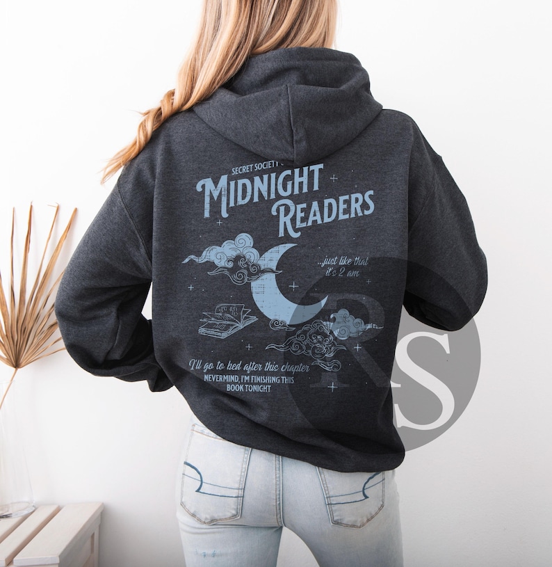 Pu&ograve; includere: Felpa con cappuccio grigio scuro con la scritta "SECRET SOCIETY MIDNIGHT READERS" in azzurro. Il design include una luna crescente, nuvole e un libro aperto. &Egrave; incluso anche il testo "I'll go to bed after this chapter. Nevermind, I'm finishing this book tonight".