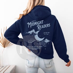 Pu&ograve; includere: Felpa con cappuccio blu navy con la scritta "MIDNIGHT READERS" e un design a mezzaluna. La parte posteriore della felpa ha anche la scritta "I'll go to bed after this chapter, NEVERMIND, I'M FINISHING THIS BOOK TONIGHT."