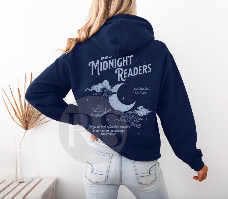 Pu&ograve; includere: Felpa con cappuccio blu navy con la scritta "MIDNIGHT READERS" e un design a mezzaluna. La parte posteriore della felpa ha anche la scritta "I'll go to bed after this chapter, NEVERMIND, I'M FINISHING THIS BOOK TONIGHT."
