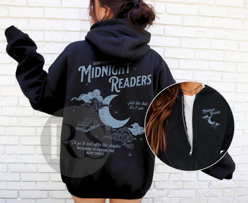 Pu&ograve; includere: Felpa con cappuccio nera con zip con la scritta "Midnight Readers" e una grafica di luna e nuvole. La parte posteriore della felpa con cappuccio presenta la scritta "I'll go to bed after this chapter, nevermind, I'm finishing this book tonight."