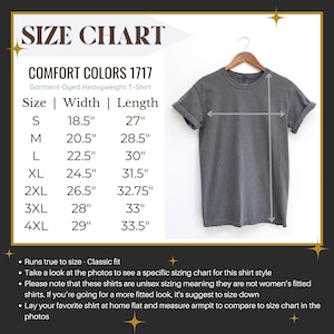 Puede incluir: Tabla de tallas para una camiseta de peso pesado te&ntilde;ida en prenda. La tabla muestra las medidas de ancho y largo en pulgadas para las tallas S a 4XL. La tabla tambi&eacute;n incluye una foto de una camiseta gris.