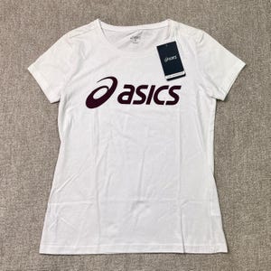 Könnte beinhalten: Weißes Kurzarm-T-Shirt mit dem Markennamen "asics" in Dunkelburgunder auf der Brust. Ein schwarzes Etikett mit dem Markenlogo ist angebracht. Das T-Shirt hat einen Rundhalsausschnitt.