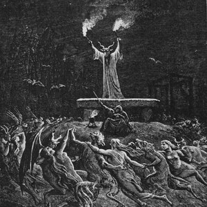 Könnte beinhalten: Eine Schwarzweißillustration, die eine dunkle, schattenhafte Szene mit einer gehörnten Figur zeigt, die auf einer Plattform steht und zwei Fackeln hält. Die Figur ist von anderen gehörnten und geflügelten Figuren umgeben. Die Szene erinnert an ein dunkles und geheimnisvolles Ritual.