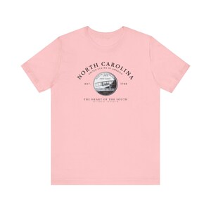 Camiseta de Carolina del Norte, souvenir de Carolina del Norte, camiseta de Carolina del Norte, camiseta unisex, regalo de Carolina del Norte, camiseta con el cuarto de Carolina del Norte, camiseta del estado imagen 8