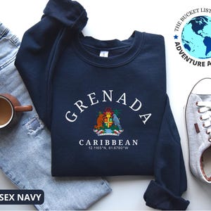 Może przedstawiać: Biały ceramiczny kubek z owiniętym wzorem przedstawiającym żywą, kolorową ilustrację różnych grzybów. Kubek ma czarny uchwyt i błyszczące wykończenie. Na kubku wydrukowano tekst "Shroom Queens".