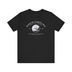 Camiseta de Carolina del Norte, souvenir de Carolina del Norte, camiseta de Carolina del Norte, camiseta unisex, regalo de Carolina del Norte, camiseta con el cuarto de Carolina del Norte, camiseta del estado imagen 2