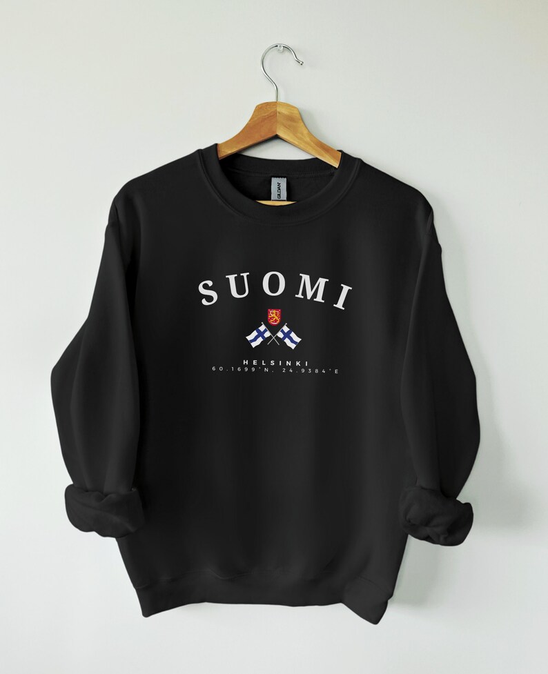 以下が含まれることがあります： 白い文字で「SUOMI」と「HELSINKI」と座標「60.1699&deg; N, 24.9384&deg; E」が書かれた黒いスウェットシャツ。スウェットシャツには、交差したフィンランドの国旗も描かれている。