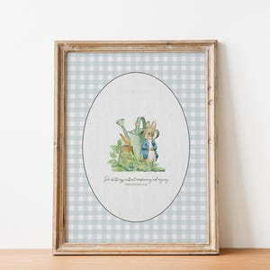 Puede incluir: Impresión enmarcada con una ilustración en acuarela de Peter Rabbit con una regadera y un conejito. La obra de arte está ambientada sobre un patrón de cuadros vichy azul claro y blanco. El texto dice: "Por todas las cosas sin quejas ni discusiones".