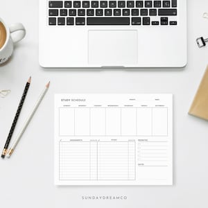 Op de afbeelding: Een zwart-witte printbare studieplanner met secties voor zondag tot en met zaterdag, opdrachten, deadlines, studie, deadlines, prioriteiten en notities. De planner heeft de tekst "STUDY SCHEDULE" bovenaan en "SUNDAYDREAMCO" onderaan.