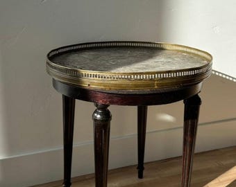 Mesa antigua francesa estilo Luis XVI de Guéridon con tablero de mármol y marco de latón.