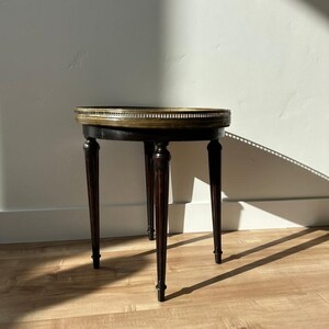 Mesa antigua francesa estilo Luis XVI de Guéridon con tablero de mármol y marco de latón. imagen 4