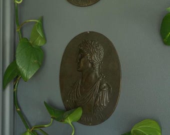 Conjunto de 3 placas antiguas de bronce con retratos de emperadores romanos – Gran Tour italiano del siglo XIX