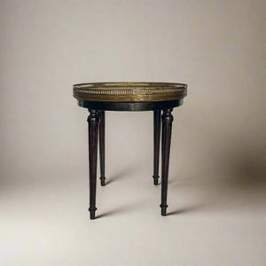 Mesa antigua francesa estilo Luis XVI de Guéridon con tablero de mármol y marco de latón. imagen 8