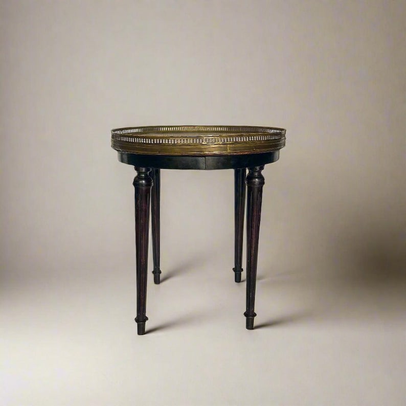 Mesa antigua francesa estilo Luis XVI de Guéridon con tablero de mármol y marco de latón. imagen 8