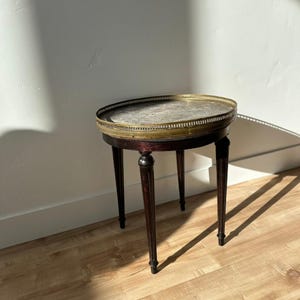 Mesa antigua francesa estilo Luis XVI de Guéridon con tablero de mármol y marco de latón. imagen 3