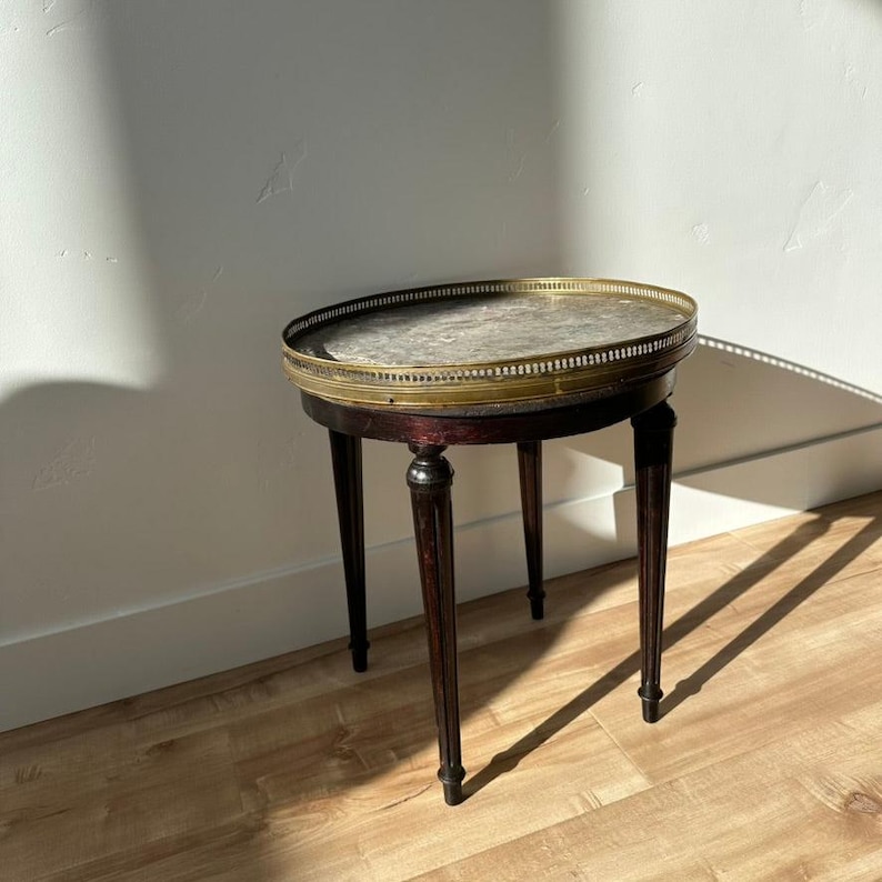 Mesa antigua francesa estilo Luis XVI de Guéridon con tablero de mármol y marco de latón. imagen 3