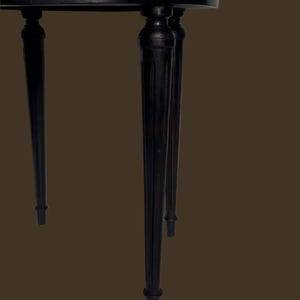 Mesa antigua francesa estilo Luis XVI de Guéridon con tablero de mármol y marco de latón. imagen 10