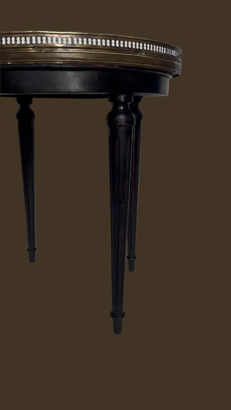 Mesa antigua francesa estilo Luis XVI de Guéridon con tablero de mármol y marco de latón. imagen 10