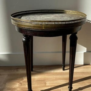 Mesa antigua francesa estilo Luis XVI de Guéridon con tablero de mármol y marco de latón. imagen 2