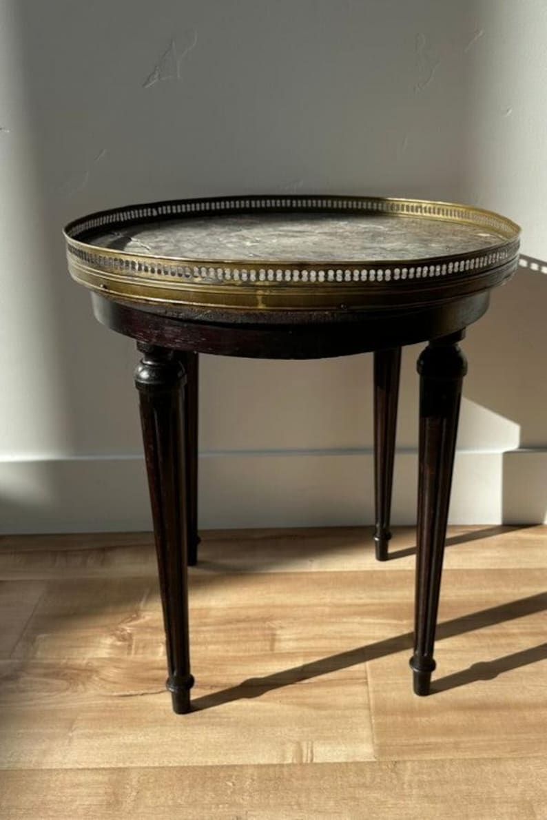 Mesa antigua francesa estilo Luis XVI de Guéridon con tablero de mármol y marco de latón. imagen 2