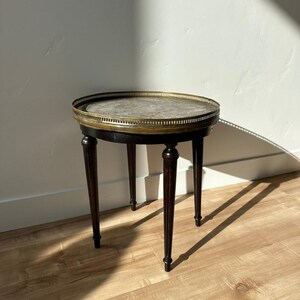 Mesa antigua francesa estilo Luis XVI de Guéridon con tablero de mármol y marco de latón. imagen 5