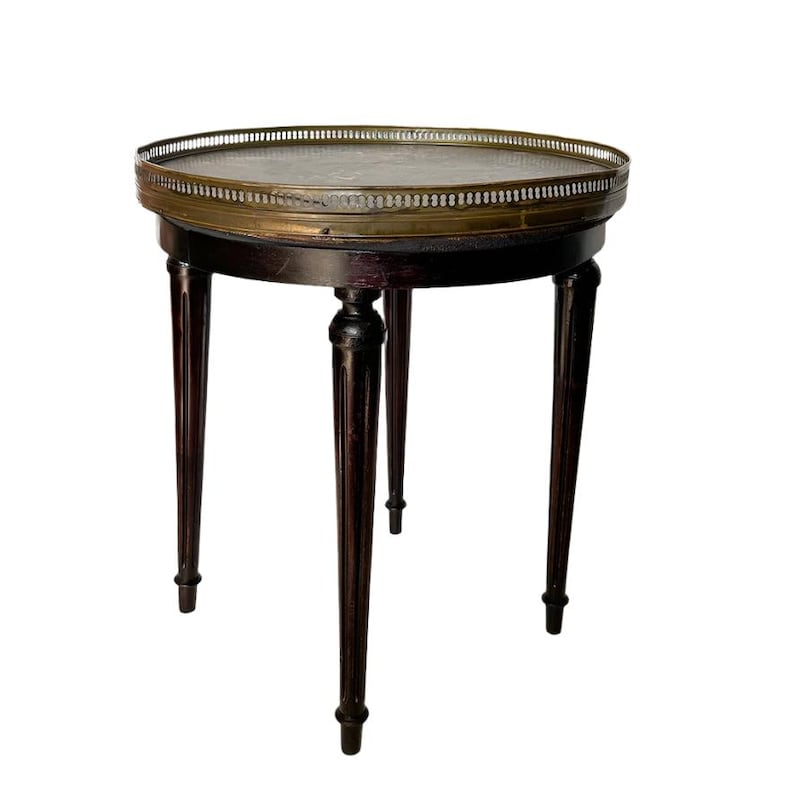 Mesa antigua francesa estilo Luis XVI de Guéridon con tablero de mármol y marco de latón. imagen 9
