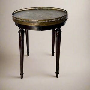 Mesa antigua francesa estilo Luis XVI de Guéridon con tablero de mármol y marco de latón. imagen 7