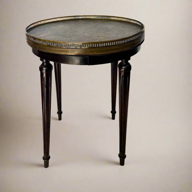 Mesa antigua francesa estilo Luis XVI de Guéridon con tablero de mármol y marco de latón. imagen 7