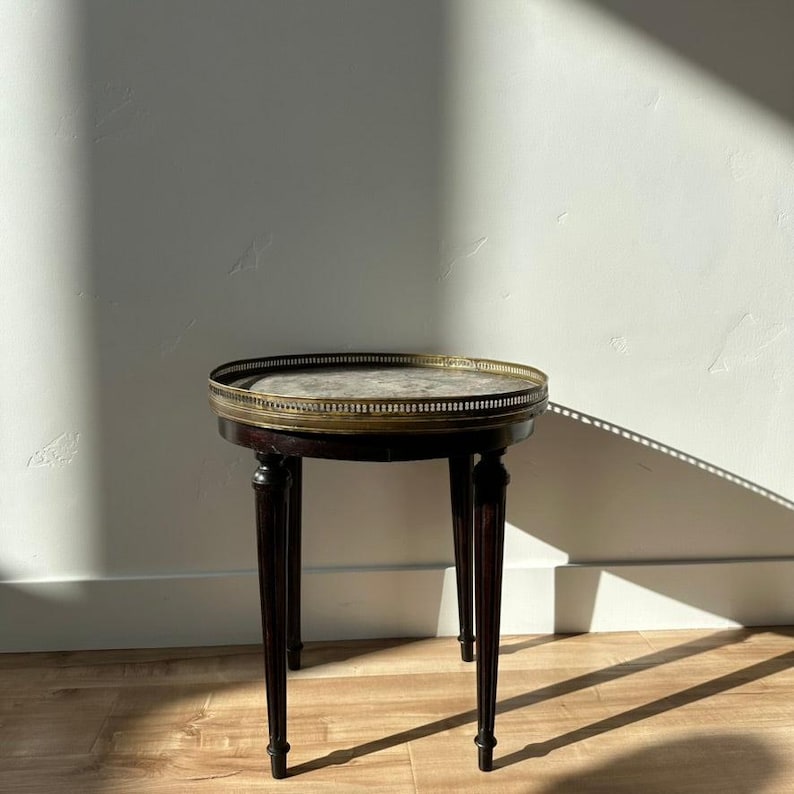 Mesa antigua francesa estilo Luis XVI de Guéridon con tablero de mármol y marco de latón. imagen 6